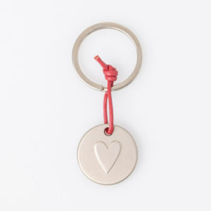 Porte-clés rond en métal avec coeur en relief