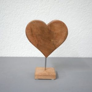 Coeur en bois sur tige en métal fixée sur un socle en bois