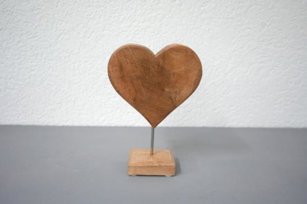 Coeur en bois sur tige en métal fixée sur un socle en bois